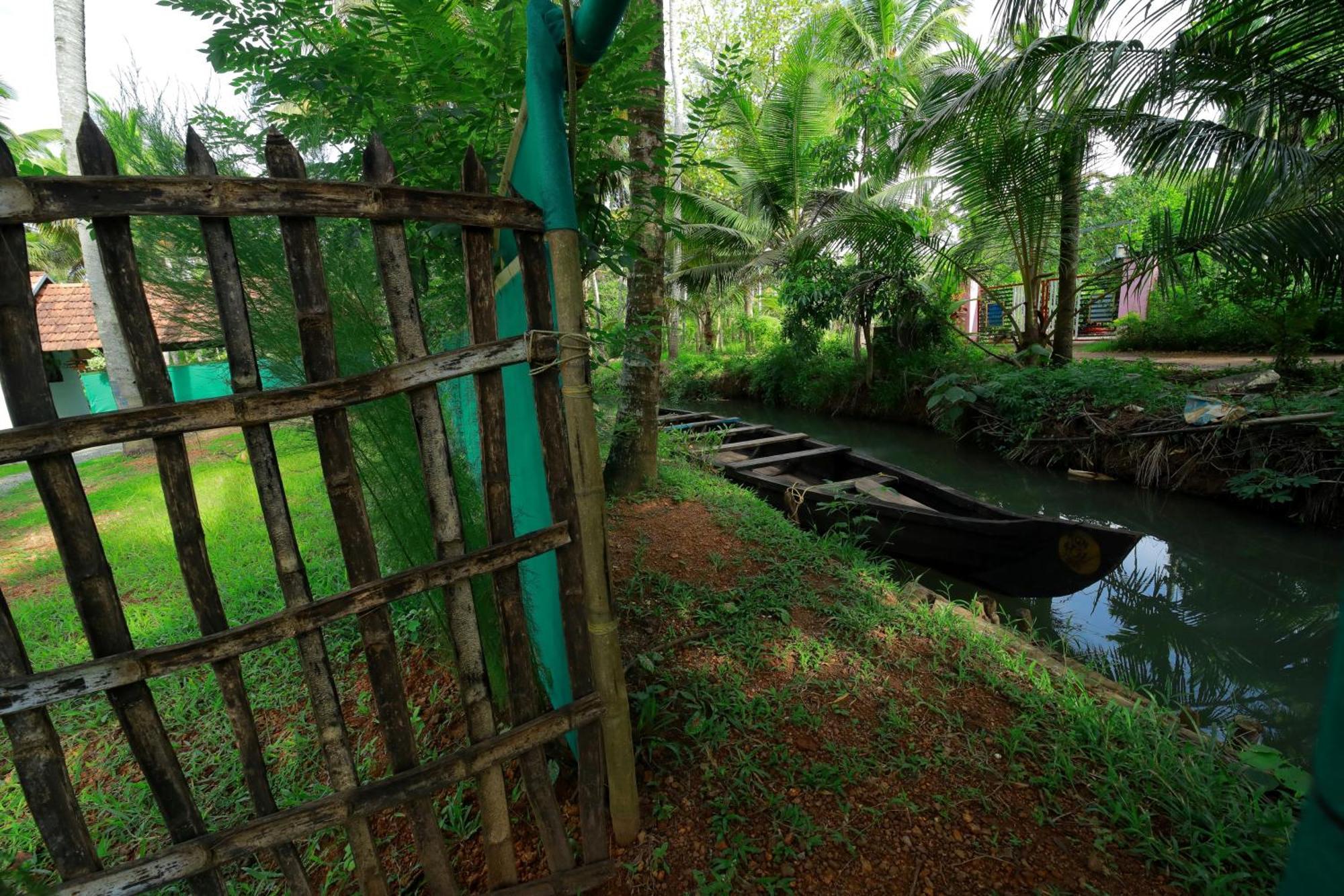 Prakruthi Residency Munroeisland Mundrothuruth Exterior foto